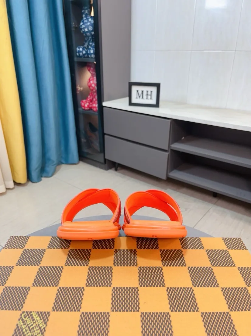 Men's shoes 💰340🌹🌹 (lv-Louis Vuitton) New men's slippers, high-end boutique, exquisite embossed logo decoration on the upper, fine workmanship, super soft soles, casual, loose and comfortable, a must-have in summer! \nsize：38-44
